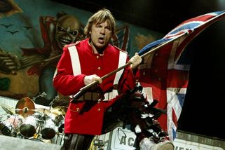 Když Iron Maiden naštvali Sharon Osbourneovou, nechala po nich házet vejce
